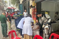 Cháy nhà ở Hà Nội, cảnh sát cứu phụ nữ mắc kẹt trên tầng 5