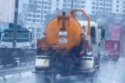 Xe bồn xả nước thải đen kịt xuống đường Vành đai 3, tài xế nói 'do sơ ý'