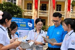 Bảo hiểm y tế - thêm điểm tựa cho học sinh, sinh viên