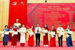 Ho&agrave;ng Mai trao 36 giải Cuộc thi ch&iacute;nh luận về bảo vệ nền tảng tư tưởng của Đảng