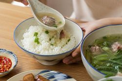 Mối nguy từ thói quen ăn cơm chan canh