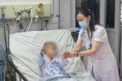 Chỉ sau 2 ngày sốt và đau đầu, bé trai 9 tuổi rơi vào hôn mê