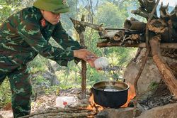 Giữa rừng sâu, người bác sĩ vừa chữa bệnh vừa lo từng bữa cơm cho đội tìm kiếm hài cốt liệt sĩ