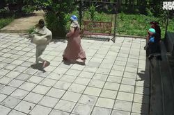 Mẹ con hoảng hốt bỏ chạy khi vừa vào nhà, nguyên nhân khiến ai cũng bật cười