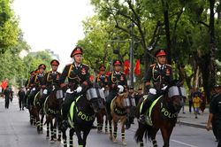 Cảnh sát cơ động kỵ binh tạo điểm nhấn giữa lòng Thủ đô trong '81 mùa bình yên'