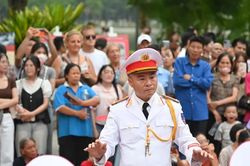 Dàn nhạc Đội nghi lễ Công an Hà Nội 'làm say lòng' du khách bên hồ Gươm