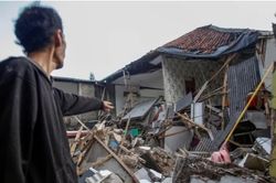 Động đất 7,7 độ rung chuyển Indonesia, người dân tháo chạy