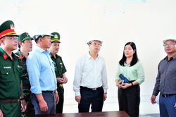 Chủ tịch UBND TP Đà Nẵng yêu cầu chăm lo từng bữa ăn cho học sinh nội trú vùng biên giới