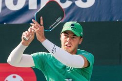 Tay vợt pickleball số 1 thế giới đọc 3 cuốn sách trong 12 tiếng