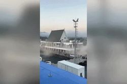 Khoảnh khắc nhà cửa đổ sập, người dân la hét khi động đất 7,7 độ ở Indonesia