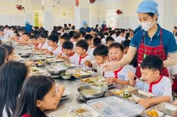 Công khai bữa ăn học đường, siết chặt an toàn thực phẩm trước năm học mới