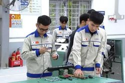 Giáo viên trung học nghề lần đầu có chức danh riêng, đồng bộ với hệ thống chức danh nhà giáo