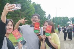 [Ảnh] Đông đảo người xếp hàng nhận vé concert 'Tổ quốc trong tim' tại Thành phố Hồ Chí Minh
