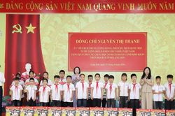 Phó Chủ tịch Quốc hội Nguyễn Thị Thanh thăm, tặng quà học sinh khó khăn tại Lạng Sơn
