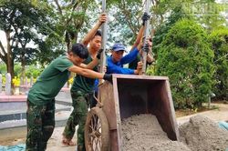 Đoàn Thanh niên Trường trung học phổ thông Thanh Nưa 'tiếp sức' cán bộ, chiến sĩ đang thực hiện 'Chiến dịch 500 ngày đêm'