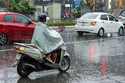 Thời tiết hôm nay (15-8): Khu vực Bắc Bộ có mưa rào và dông rải rác