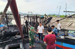 Nghệ An: Hỏa hoạn khiến 5 tàu cá bị cháy, gây thiệt hại nặng nề cho ngư dân