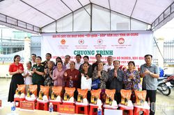 An Giang: Khám bệnh, cấp thuốc, tặng quà hỗ trợ người dân xã Thạnh Lộc