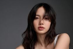 Giữa tin đồn hẹn hò, Lisa (BLACKPINK) 'nối gót' Jisoo và Rosé nói lời xin lỗi
