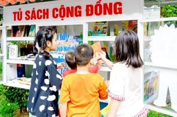 Đọc sách về Bác tại tủ sách cộng đồng