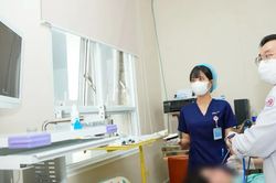 Sụp mi, giảm thị lực do biến chứng viêm xoang