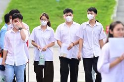 Thí sinh Trường THPT chuyên Tuyên Quang hoàn tất kỳ thi lại