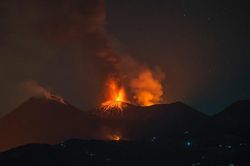Núi lửa Etna phun trào, sân bay lớn nhất Sicily phải đóng cửa