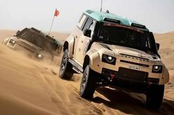 [GALLERY] Land Rover 'gây sốc' - đem siêu SUV đua Dakar Rally ra chạy phố