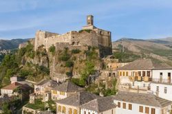 Gjirokast&euml;r- th&agrave;nh phố cổ như bước ra từ một bộ phim giả tưởng