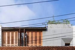 Ngôi nhà bốn tầng gây ấn tượng với gạch thô