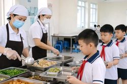 Thủ tướng chỉ đạo công khai khay ăn của học sinh, xử nghiêm hành vi 'cắt xén'