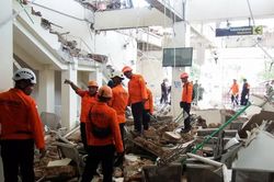 Cảnh tan hoang sau trận động đất khiến hàng chục người thương vong ở Indonesia