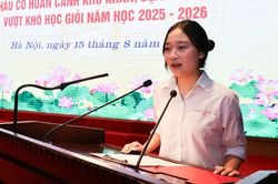 Nữ sinh mồ côi mẹ được Bộ Tư lệnh Thủ đô vinh danh