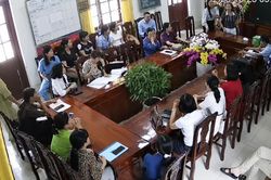 X&aacute;c minh vụ nữ hiệu trưởng đập b&agrave;n, n&eacute;m cốc tại Ninh B&igrave;nh