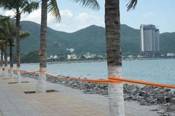 Vì sao phải thay mới lan can bờ biển Nha Trang?