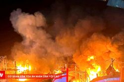 Cháy lớn tại cảng cá, 5 tàu bị thiệt hại nặng