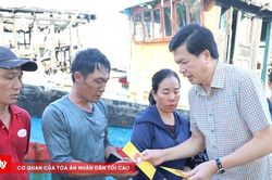 Hỗ trợ ngư d&acirc;n bị thiệt hại sau vụ ch&aacute;y t&agrave;u c&aacute;