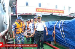 Vùng 4 Hải quân đưa ngư dân đột quỵ từ Trường Sa về đất liền