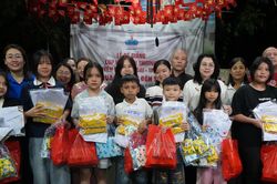 Để trẻ không lỡ ngày tựu trường: Những chiếc áo trắng từ lớp học bên cửa Phật