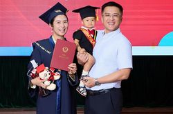 Hoa hậu Ngọc Hân tốt nghiệp thạc sĩ loại giỏi, chồng và con trai có mặt chúc mừng