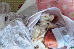 Bé gái sơ sinh bị bỏ rơi kèm bức thư viết tay 7 câu nghẹn lòng