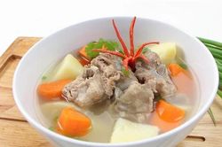 Bác sĩ nói gì về quan niệm hầm xương lâu nhiều canxi hơn?