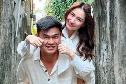 Ca sĩ Hòa Minzy quấn quýt bên Đại uý Thăng Văn Cương, MC Đan Lê gợi cảm
