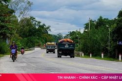Quốc lộ 8 tiềm ẩn nguy cơ tai nạn khi vừa sửa đã hư hỏng