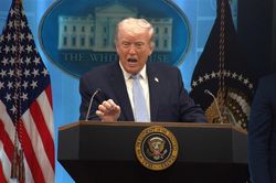 Tổng thống Trump cảnh báo đáp trả 'mạnh gấp 100 lần' nếu Iran tấn công