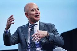 Tỷ phú Jeff Bezos mua lại cổ phần câu lạc bộ bóng đá Liverpool