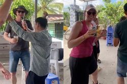 Đang đạp xe, khách Tây được mời vào đám giỗ và cái kết bất ngờ