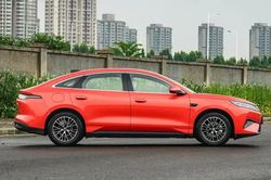Xe sedan hạng D mạnh 322 mã lực, tiêu thụ 2,59 lít xăng/100 km, giá chưa tới 400 triệu đồng