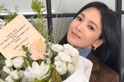 Báo Hàn Quốc khen Song Hye Kyo đẹp hơn cả hoa