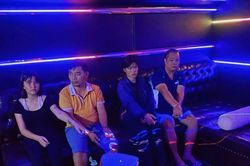 Kiểm tra phòng karaoke, phát hiện 2 cặp đôi đang có hành vi đáng xấu hổ